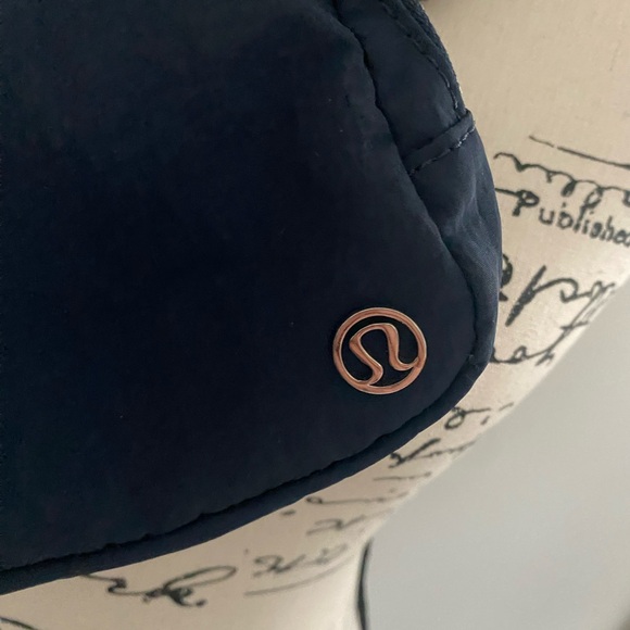 Lululemon Navy Blue Crossbody Bag - Picture 4 of 5